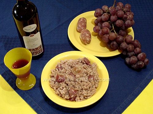 Risotto with rosé fresh grapes and sausage
