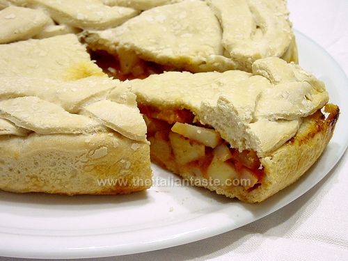 Pizza filled with potatoes and tomatoes