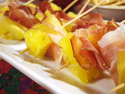 Skewers with baby pineapple and speck ham