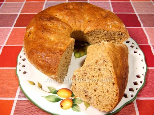 Savory ring cake (salt ciambella) with walnuts