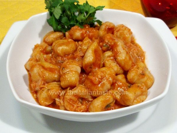 Gnocchi di farro con ali di razza e carciofi