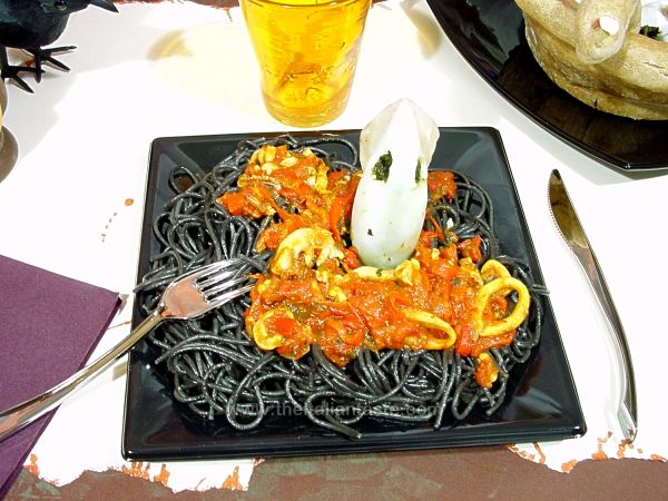 Spaghetti neri con calamari e peperoni