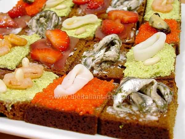 Tartine assortite con pesce