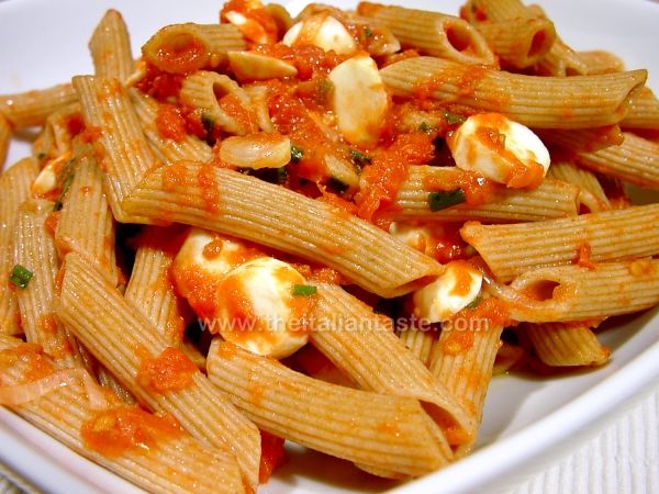 Pasta salad with bocconcini and tomatoes