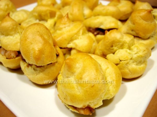 Savory cream puffs with mushrooms and prawns