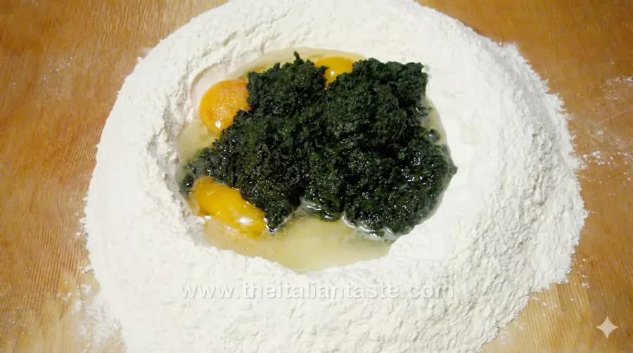 lasagne alla bolognese, la foto mostra le lasagne nella teglia con la superficie di besciamella e ragù alla bolognese, si intravede anche la pasta per le lasagne alla bolognese che deve essere verde