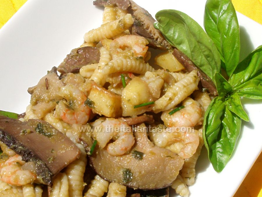 Pasta salad with shrimps and potatoes