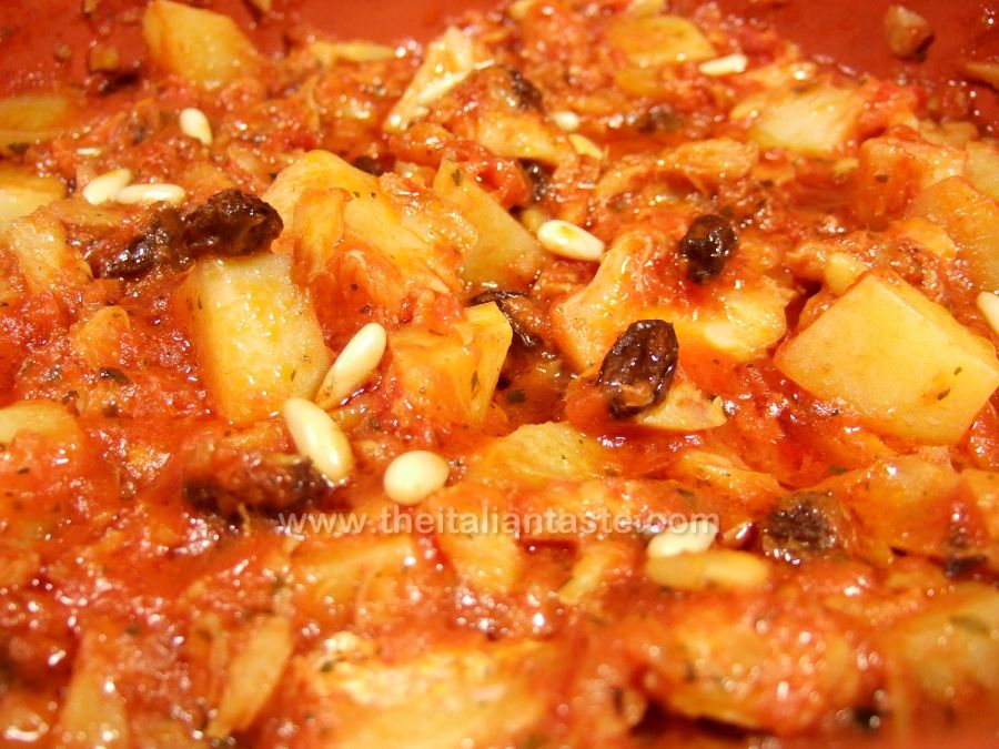 Stew stockfish with potatoes, tomatoes, raisins and pine nuts